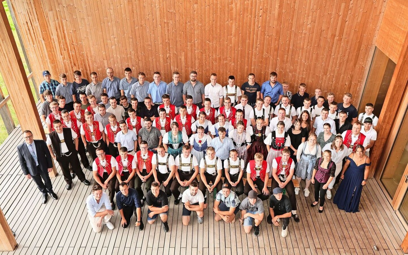 Ganz schön viele: Die erfolgreichen Erstausbildner, Zweitausbildner und Attestlernenden feierten am 3. Juli ihre Diplomübergabe am Landwirtschaftlichen Zentrum Salez