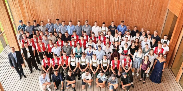 Ganz schön viele: Die erfolgreichen Erstausbildner, Zweitausbildner und Attestlernenden feierten am 3. Juli ihre Diplomübergabe am Landwirtschaftlichen Zentrum Salez