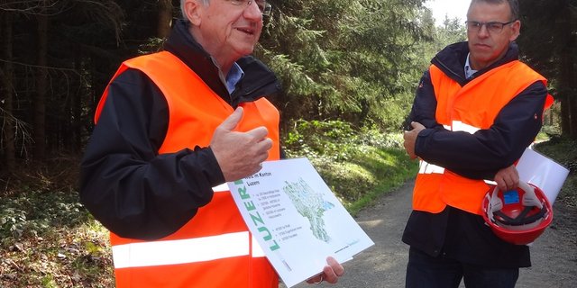 Regierungsrat Robert Küng (links) und Lawa-Chef Christoph Böbner im Sedelwald. (Bild js)