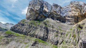 Schafe sind vielfach im unwegsamem und steilem Gelände unterwegs. Entsprechend anspruchsvoll sind die Herdenschutzmassnahmen in solchen Gebieten.