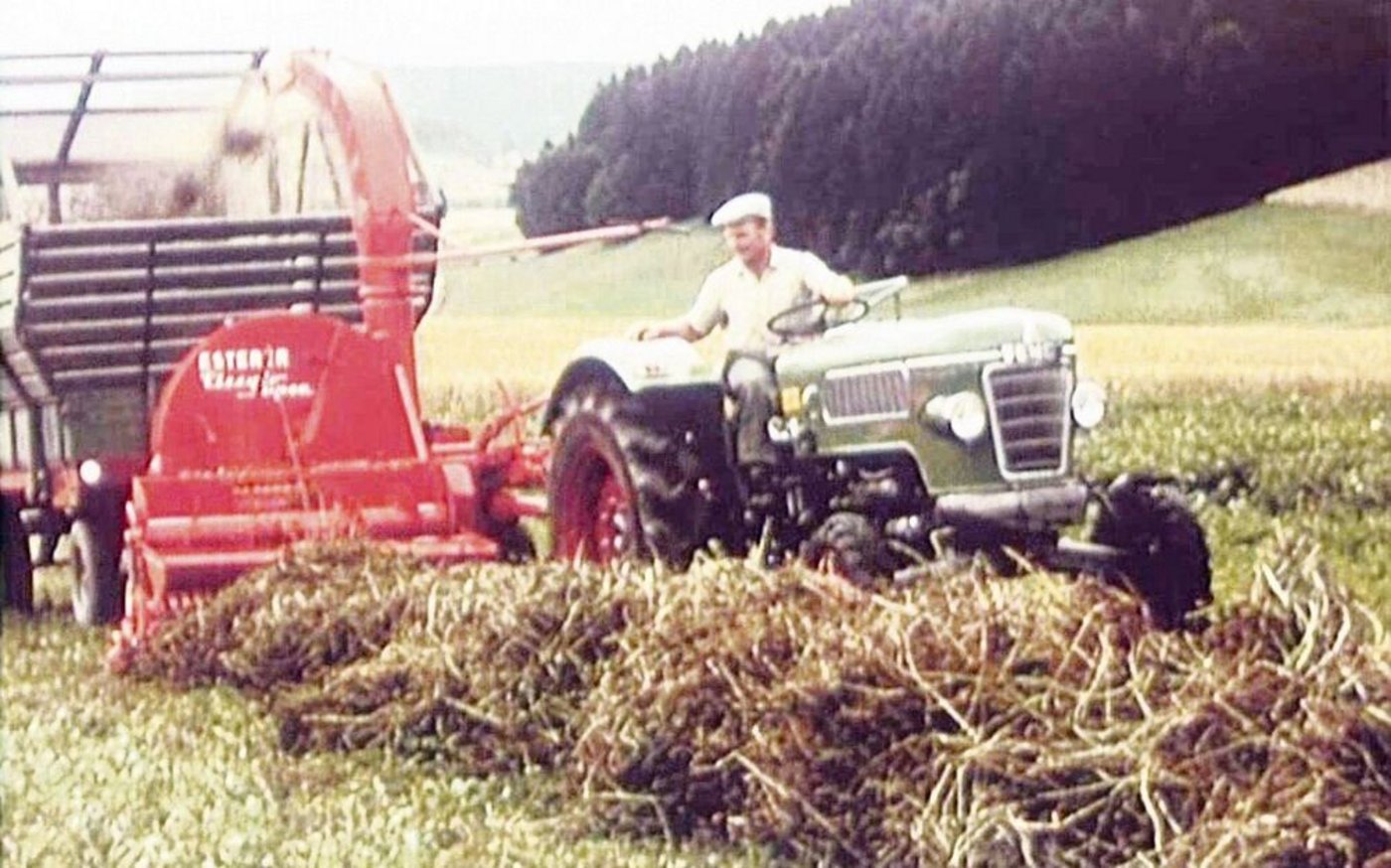 Die Motorisierung der Landwirtschaft brachte tiefgriefende Veränderungen für die Bäuerinnen und Bauern mit sich. Sie befreite die bäuerliche Bevölkerung von der Notwendigkeit zur Verrichtung schwerer körperlicher Arbeiten. 