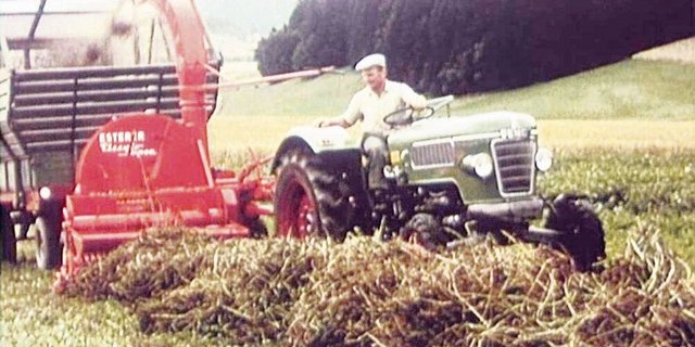 Die Motorisierung der Landwirtschaft brachte tiefgriefende Veränderungen für die Bäuerinnen und Bauern mit sich. Sie befreite die bäuerliche Bevölkerung von der Notwendigkeit zur Verrichtung schwerer körperlicher Arbeiten. 