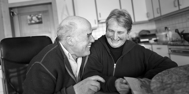 Hedi und Danu füllen ihr Bauernhaus im Bödeli mit Liebe und Wärme. (Bild Pinaki)