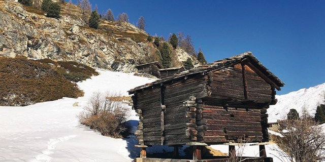 Gebaut, genutzt, verlassen, verlottert. Das ist das Schicksal mancher Hütte. Was macht man damit? Lässt man sie zerfallen? Baut man sie um? Ein Unterfangen im gesetzgeberischen Graubereich.