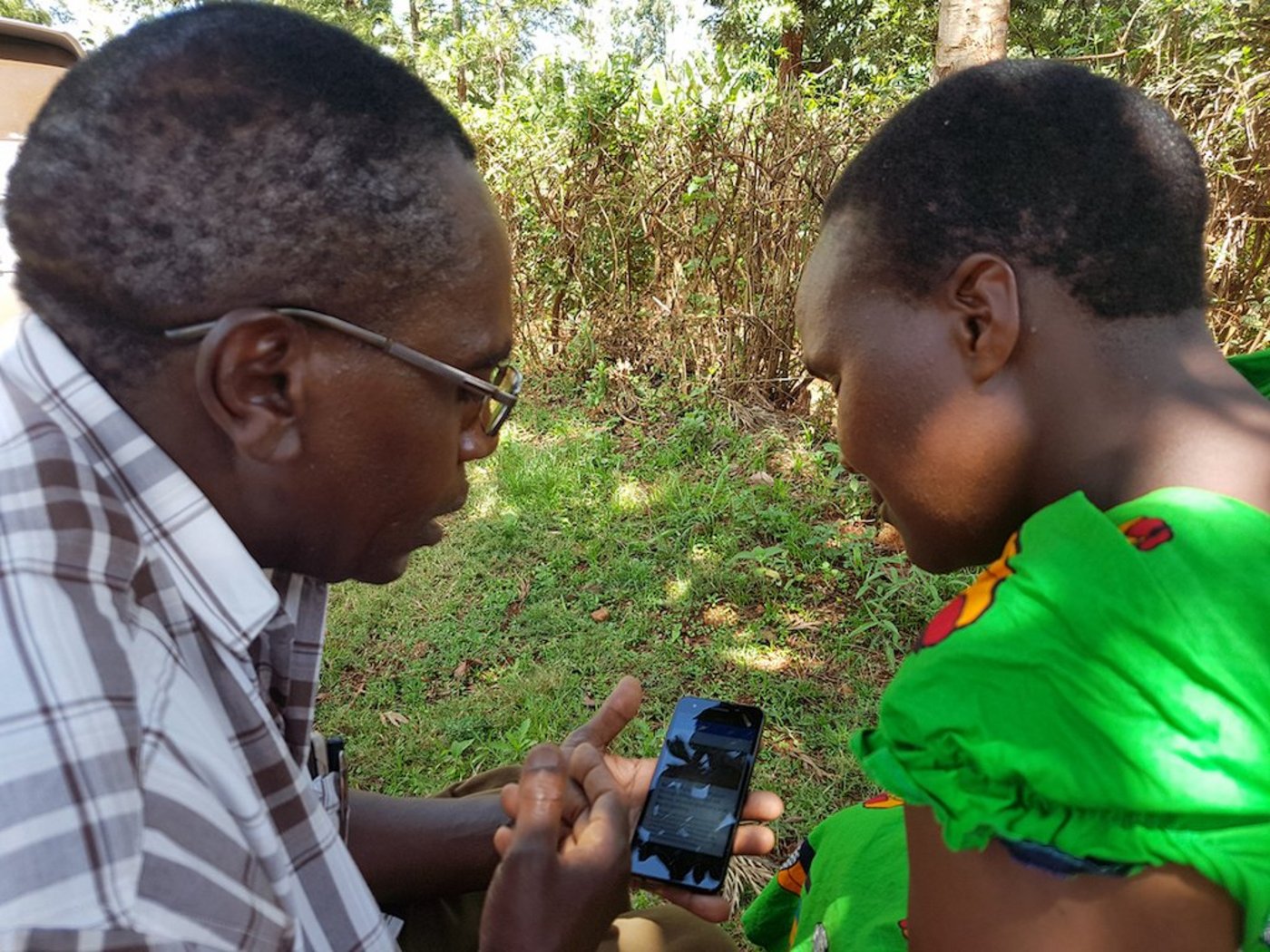 Mit Apps kann landwirtschaftliches Wissen weit verbreitet werden. Voraussetzung dafür ist allerdings der Zugang zu einem Smartphone. (Bild Benjamin Graeub / Farmbetter)