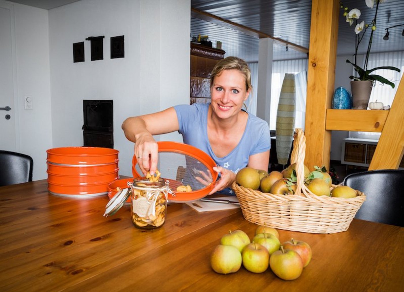 Christine Egger lebt von Obstbäumen umgeben. Wir tippen, dass der Apfel im Menu eine Rolle spielen wird. (Bilder SRF/Ueli Christoffel)