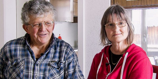 Ernst und Lydia Lehmann: Das Bauernpaar gibt seinen Hof weiter und lässt sich dabei von SRF begleiten. (Bild SRF)