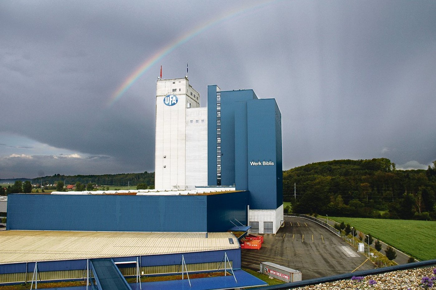 Das vollautomatisch und rund und die Uhr laufende Werk Biblis hat tiefere Produktionskosten je Tonne Mischfutter als eine kleine Mühle. Trotzdem finden auch kleine Mühlen Kunden. (Bild zVg)