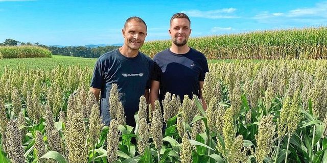 Quentin Francillon bewirtschaftet gemeinsam mit seinem Vater Pascal einen Betrieb in Daillens VD. Ihre Klimaleistungen überprüfen sie mit dem Klimarechner CAP’2ER.  