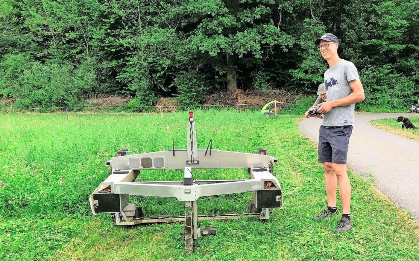 Entwickler Amadeo Knüsel, ein ETH-Ingenieur, mit dem ferngesteuerten Hillbot-Mäher im praktischen Einsatz. Der ist für Steillagen bis 70 Prozent und künftig noch mehr geeignet. 