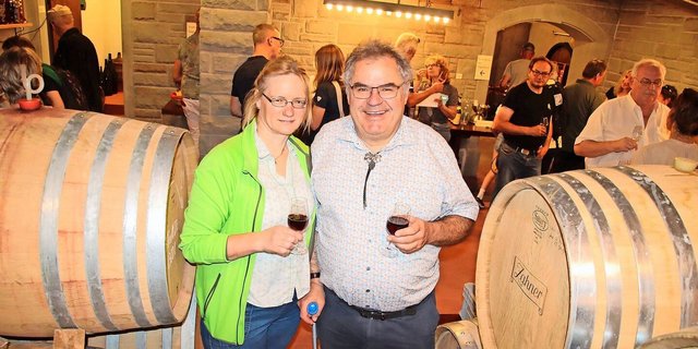 Mit Astrid Lepik und Niklaus Zahner konnten die Besucher in die Köstlichkeiten des Barrique-Kellers eintauchen.