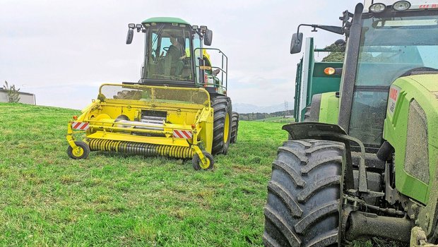 Zum Silieren holen sich Jan Lüscher und sein Lehrmeister Unterstützung von einem Lohnunternehmer.