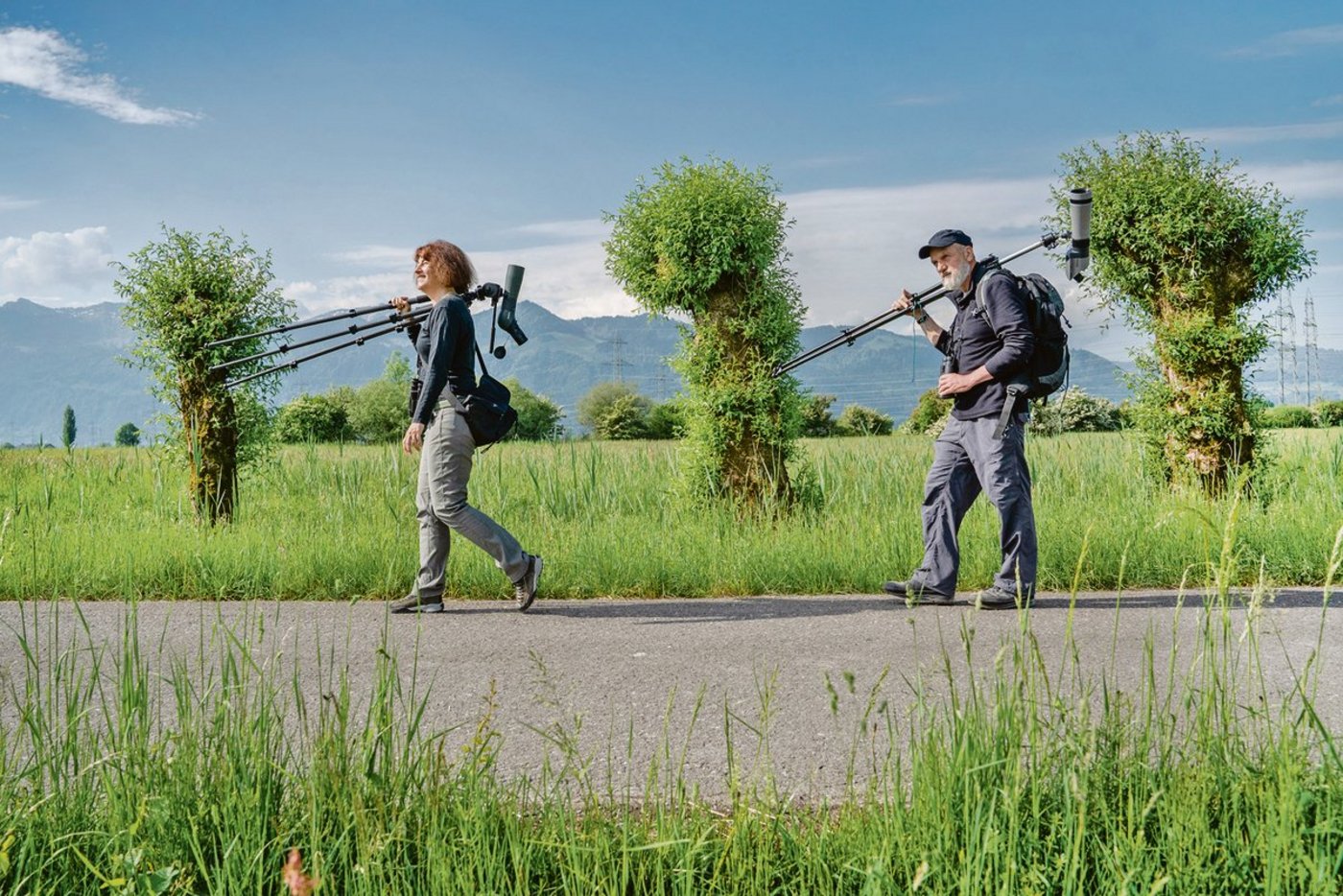Petra Horch und Klaus Robin starten die Suche nach Braunkehlchen. Gefunden haben sie vor allem Velofahrer.(Bild Tomas Wüthrich/Haupt-Verlag)
