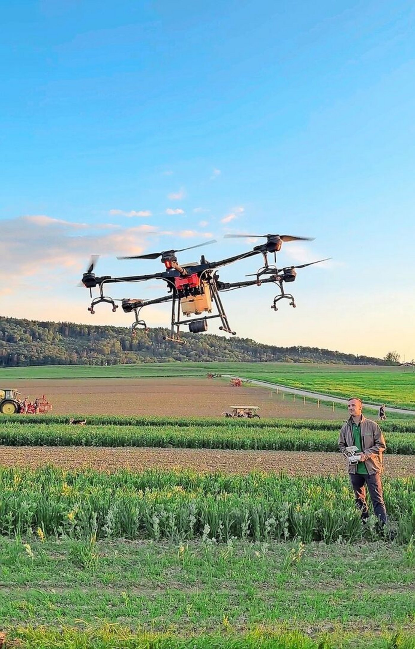 Adrian Hohl steuert die Drohne voran in das Abendprogramm.