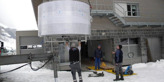 Der Käsefertiger wird eingebaut. (Bild Josef Huber)