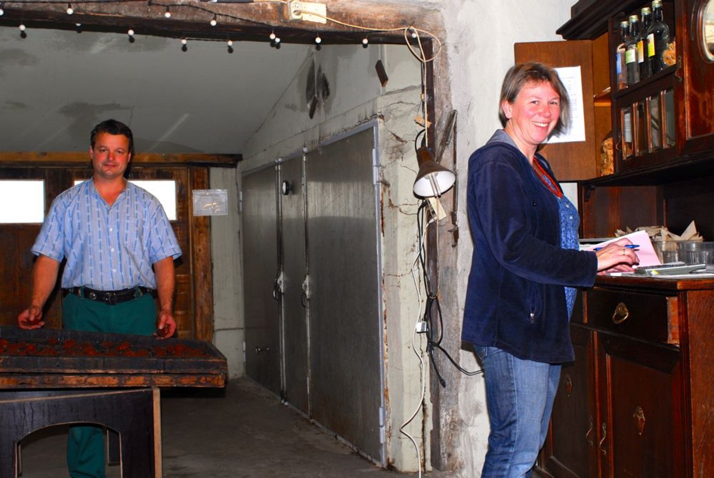 Thomas Oeler und seine Frau Jacqueline dörren Obst wie anno dazumal. (Bild: Christoph Greuter)