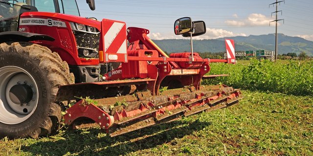 Mit Messerwalzen können Gründüngungen zerkleinert werden. Bild: Beat Schmid