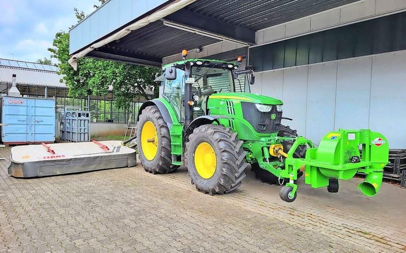 Der starke Laubbläser 6,8 Meter vor dem Heckmähwerk war am effektivsten.