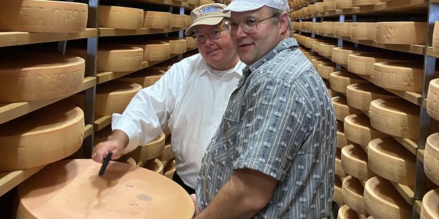 US-Botschafter Edward McMullen (hinten) und Michael Spycher verstehen sich auch ohne grosse Worte. Ihre Leidenschaft für guten Käse verbindet die beiden trotz sprachlicher Hürden. (Bild lja)