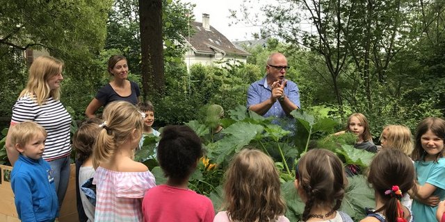 Die Kinder sind ob der Gemüsetruhen begeistert. (Bild OGG)