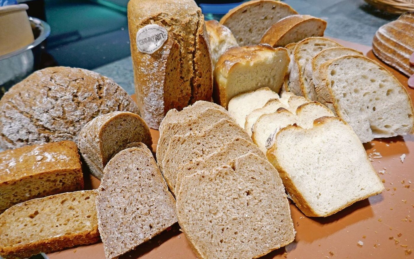 Brote von Andreas Dossenbach, Bäckerei Engelberg (v. l.): Einkorn-Vollkornbrot, Waldstaudenroggen-Vollkornbrot, Urdinkel-Vollkornbrot, Urdinkelbrot hell und Titlisbrot aus Titlisweizen und Sauerteig.