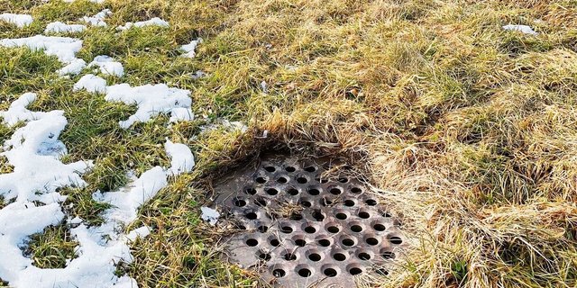 Offene Schachtdeckel in der LN sind durch geschlossene zu ersetzen oder es braucht Pufferstreifen. 