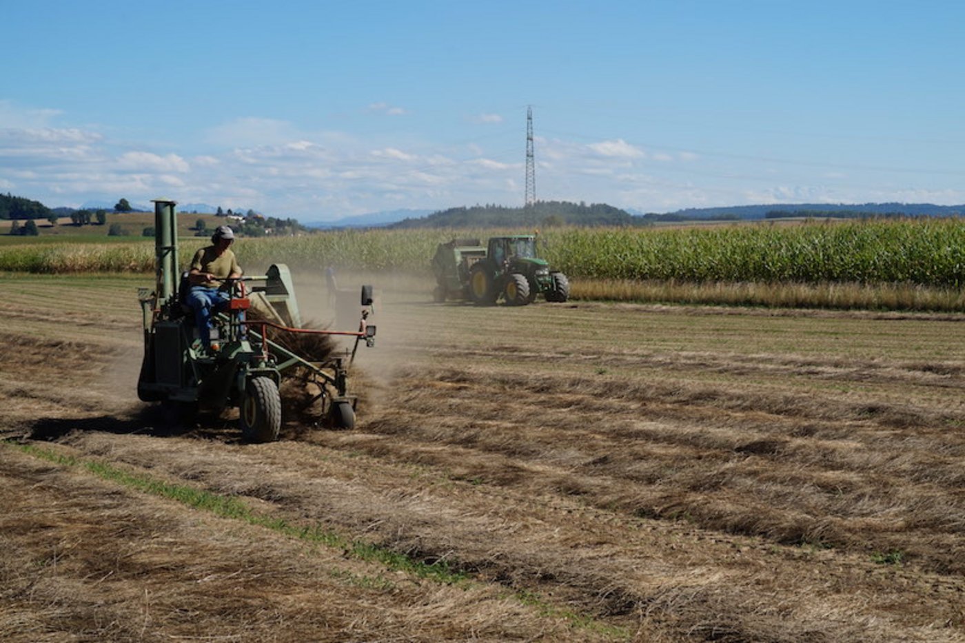 Mit einem speziellen Wender wird das Flachsstroh mehrmals gewendet bis es geröstet ist. (Bilder zVg)