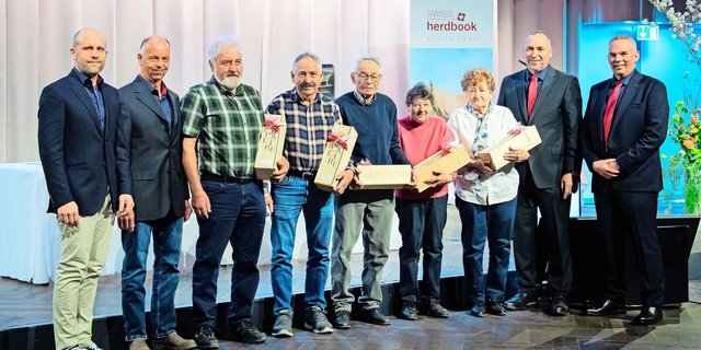 Vizedirektor Alex Barenco, Vizepräsident Adrian Weber, die geehrten Milchwäger, Präsident Markus Gerber und Direktor Michel Geinoz (v. l. n. r.) anlässlich der DV des grössten Viehzuchtverbands der Schweiz.