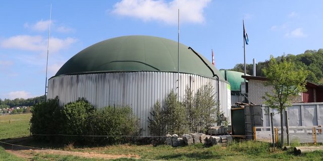 Die grüne Kuppel der Biogasanlage ist das Erkennungsmerkmal des Betriebs «Algier» im aargauischen Remetschwil. (Bild lid/as)