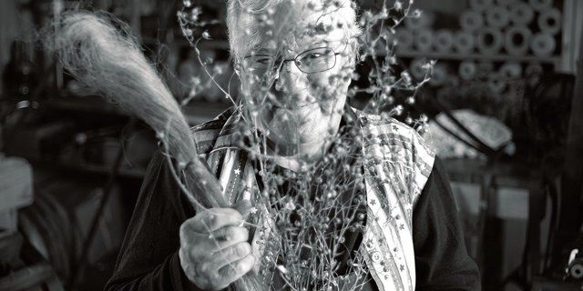 Ruth in der Dämmerung des Kapfhüsi, mit der Flachspflanzen und ihren Fasern. (Bild Pinaki)