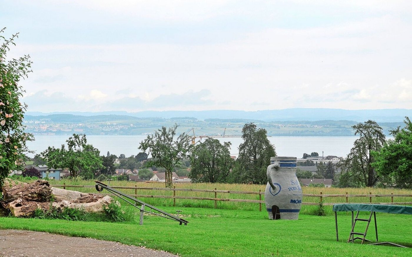 Der Feierlenhof im «Apfeldorf» Altnau bietet einen Weitblick über die Weiden, die Obstbaumplantagen und den Bodensee.