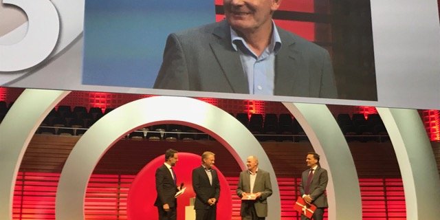 Patron Sepp Knüsel (2. v. r. und auf Grossleinwand) bei der Preisverleihung am Dienstag im KKL Luzern. (Bild zVg)