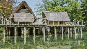 Frühe Bauernfamilien lebten in der Schweiz in Pfahlbauten. Wie sie zusammenlebten, ist anhand von Funden schwer zu belegen.