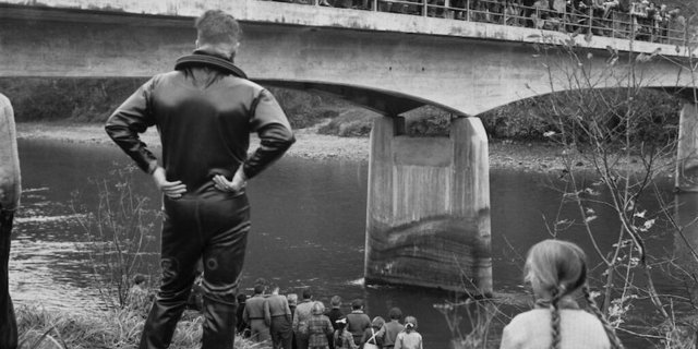 Die Suche nach der Leiche des Landmaschinenhändlers Peter Stadelmann an der Reussbrücke zwischen Mülligen AG und Birmenstorf AG. (Bild Jost©StAAG/RBA1-1-24077-1_3)