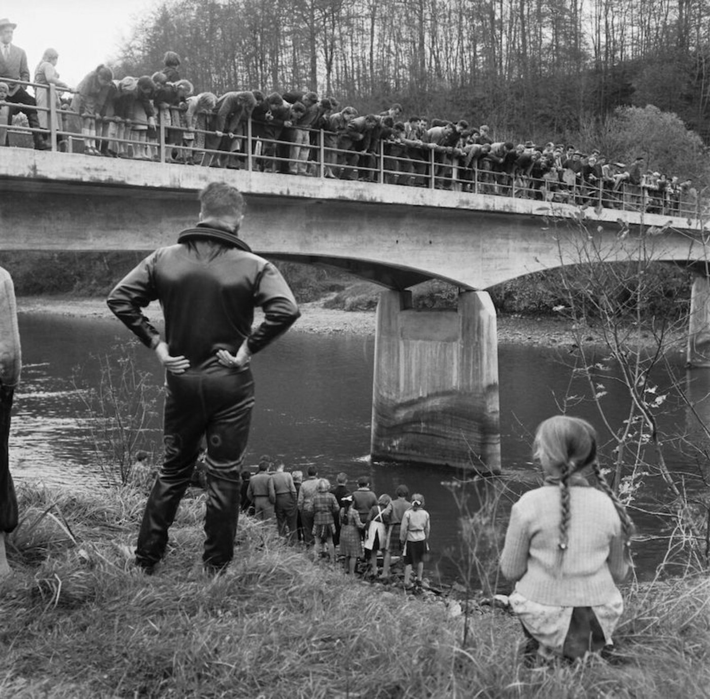 Die Suche nach der Leiche des Landmaschinenhändlers Peter Stadelmann an der Reussbrücke zwischen Mülligen AG und Birmenstorf AG. (Bild Jost©StAAG/RBA1-1-24077-1_3)
