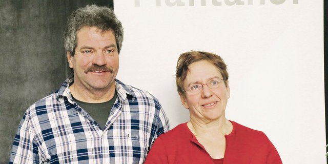 Der Kontakt zu den Medien kann auch eine Chance sein, findet die Agrarjournalistin Eveline Dudda. Links: Roman Nicolay, Präsident Ehemaligenverein Plantahof. (Bild Vrena Crameri)