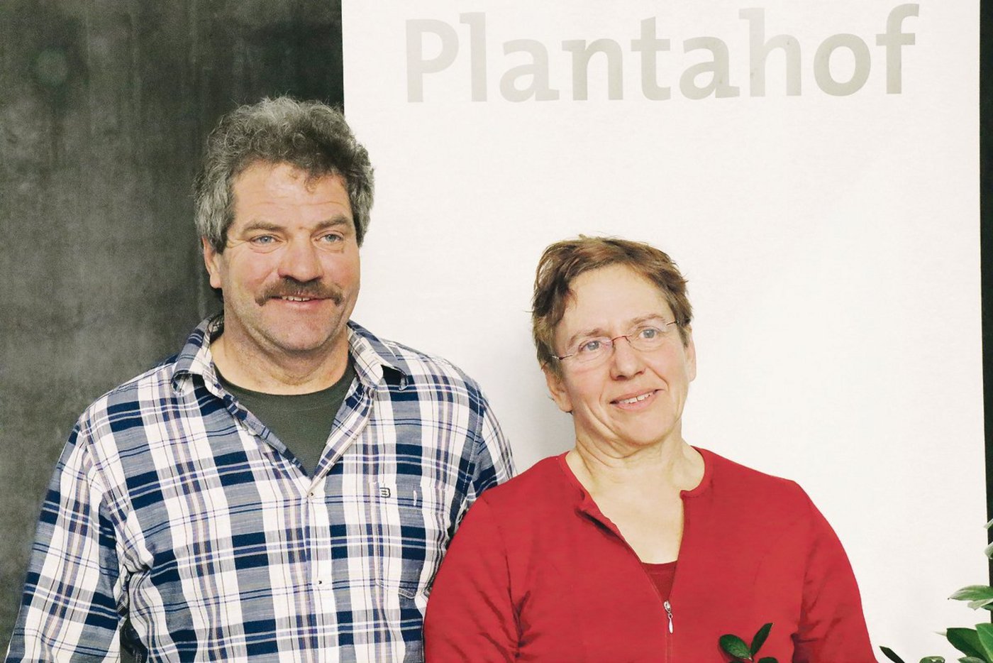 Der Kontakt zu den Medien kann auch eine Chance sein, findet die Agrarjournalistin Eveline Dudda. Links: Roman Nicolay, Präsident Ehemaligenverein Plantahof. (Bild Vrena Crameri)