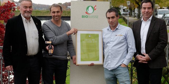 Fritz Schneider, Jury-Präsident, Fadri Riatsch (VR Bieraria SA), Reto Rauch (Geschäftsführer Bieraria SA) und Andrea Galli (VR Bieraria SA). (Bild Bio Suisse)