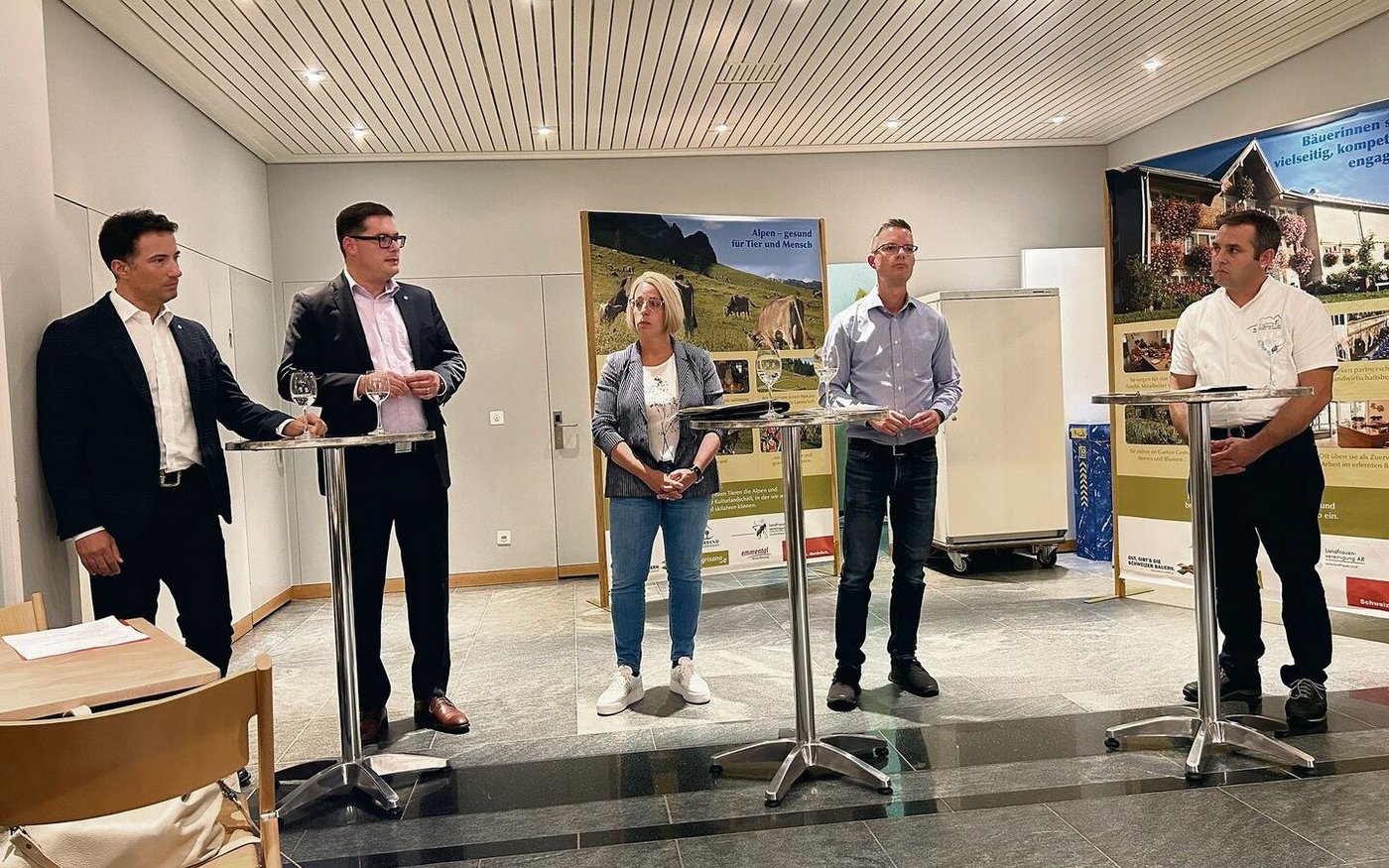 Andrea Caroni, David Zuberbühler, Claudia Frischknecht, Matthias Tischhauser mit Bauernverbandspräsident Beat Brunner (v. l.).