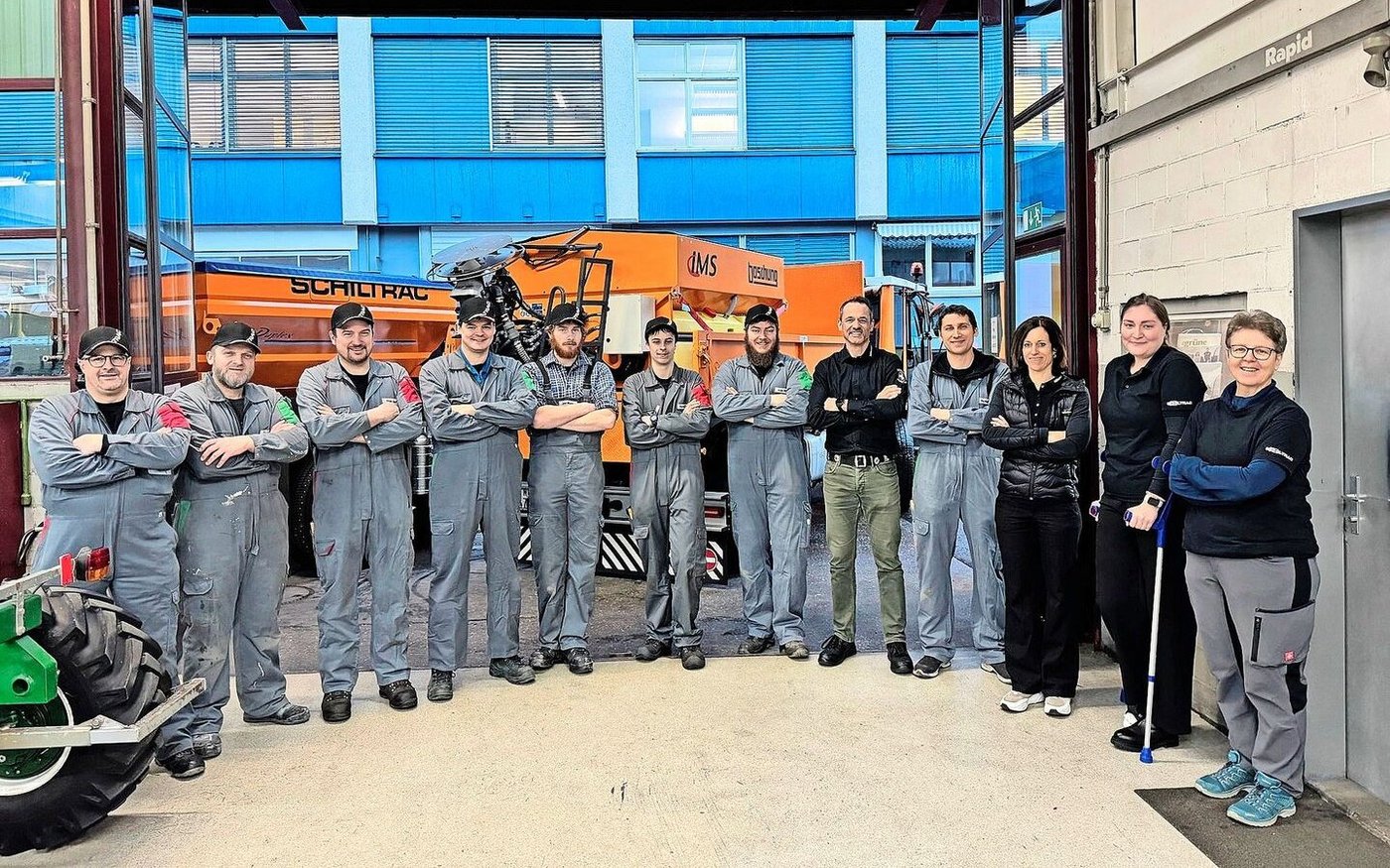 Das Schiltrac-Team sei der Schlüssel zum Erfolg des Zentralschweizer Unternehmens, sagt Geschäftsführer Peter Barmettler (5. von links). Die junge Generation erlebe er als motiviert, praxisnah und offen für neue Lösungen. 