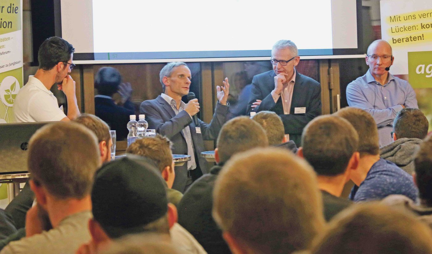 Sie stellten sich am Podium den Fragen aus dem Publikum (v.l.n.r): Mathias Binswanger, Nationalrat Leo Müller und Urs Riedener, Emmi. (Bild Heinz Abegglen)