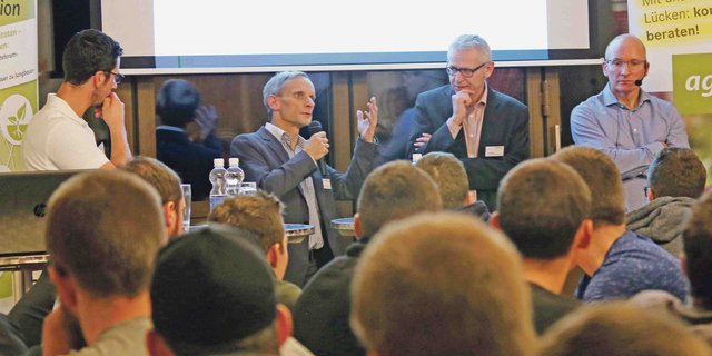 Sie stellten sich am Podium den Fragen aus dem Publikum (v.l.n.r): Mathias Binswanger, Nationalrat Leo Müller und Urs Riedener, Emmi. (Bild Heinz Abegglen)