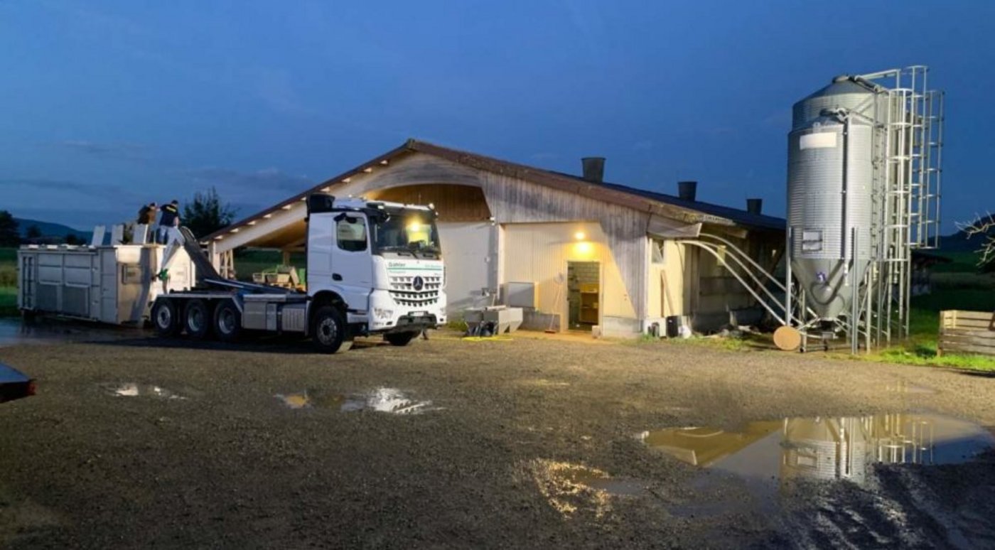 Die meisten Hühner waren beim Eintreffen der umgehend alarmierten Einsatzkräfte bereits ertrunken. (Bild Kapo SH)