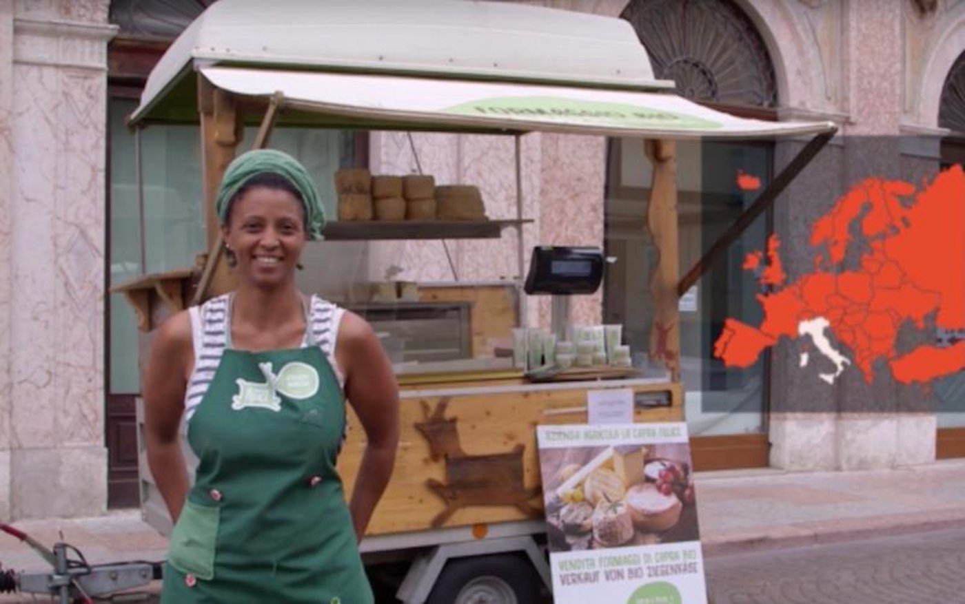 Agitu Ideo Gudetaeine ist die Integration in Norditalien gelungen. Sie ist nicht nur Besitzerin einer Ziegenherde und Käserei. Aus der ganzen Region kommen junge Menschen, um von ihr zu lernen, wie man Käse herstellt. (Srceenshot Arte)
