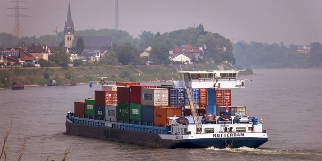 Über den Rhein werden etwa Rohstoffe für die Mischfutter-Industrie in die Schweiz geschifft. (Symbolbild PIxabay)
