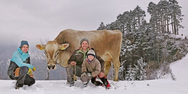 Nicole, Michael und der sechsjährige Matthias Briker mit der euterstarken Kranzkuh Berta. Es fehlen die jüngeren Buben Andreas und Joel.