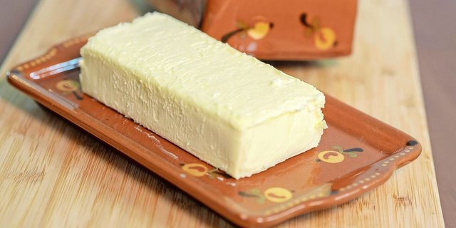 Der Richtpreis für C-Milch basiert auf dem Rohstoffwert eines kg Milch bei einer Verwertung zu Magermilchpulver und Butter für den Export.