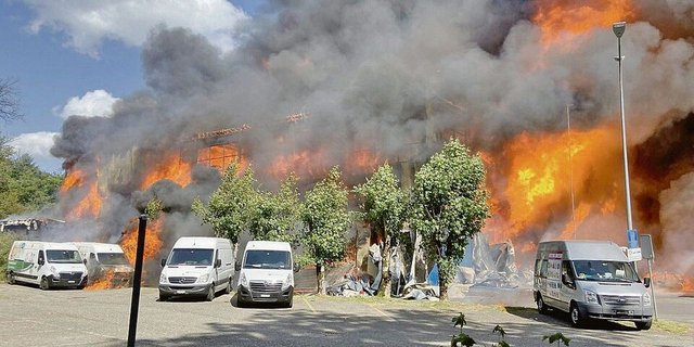 Der Brand mit der grossen Rauchsäule im Industriegebiet Spreitenbach sorgte Ende Mai für einen Ascheregen auf den umliegenden Feldern.