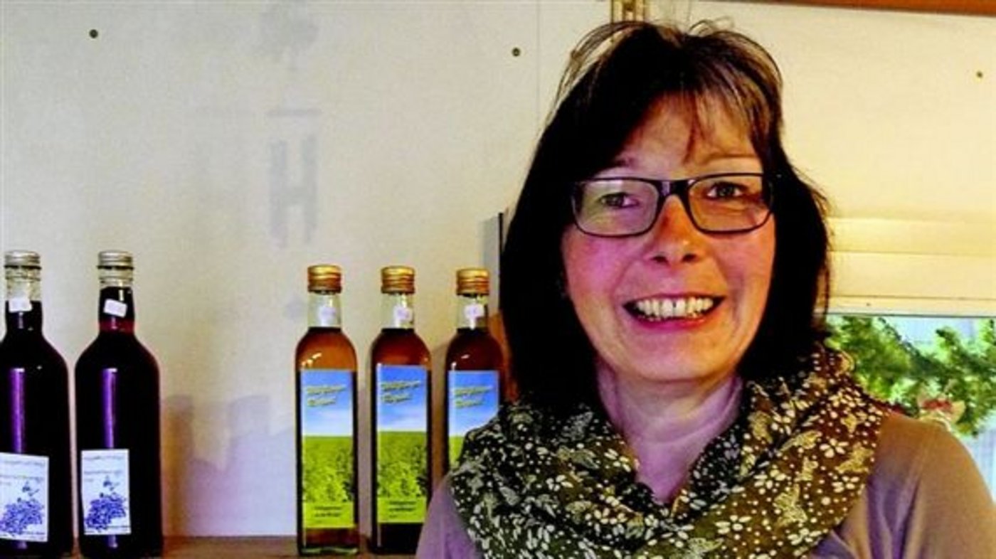 Claudia Märki verkauft in ihrem Hofladen unter anderem Wüflinger Öl aus dem eigenen Raps. (Bild mr)