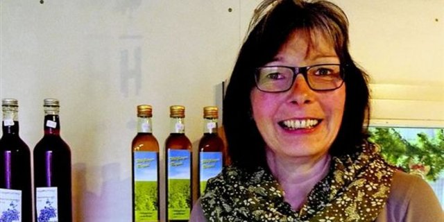 Claudia Märki verkauft in ihrem Hofladen unter anderem Wüflinger Öl aus dem eigenen Raps. (Bild mr)